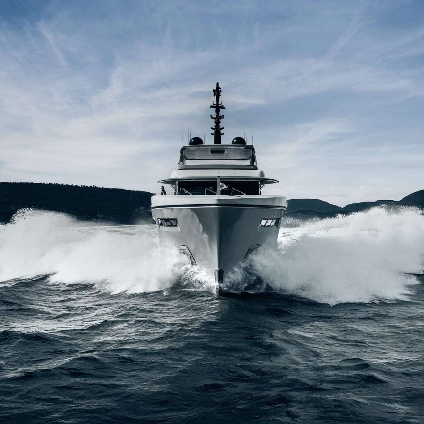 RJ, an explorer range with large social spaces both inside and outside, offering a close contact to the sea in order to enjoy staying on board during longtime cruising everywhere