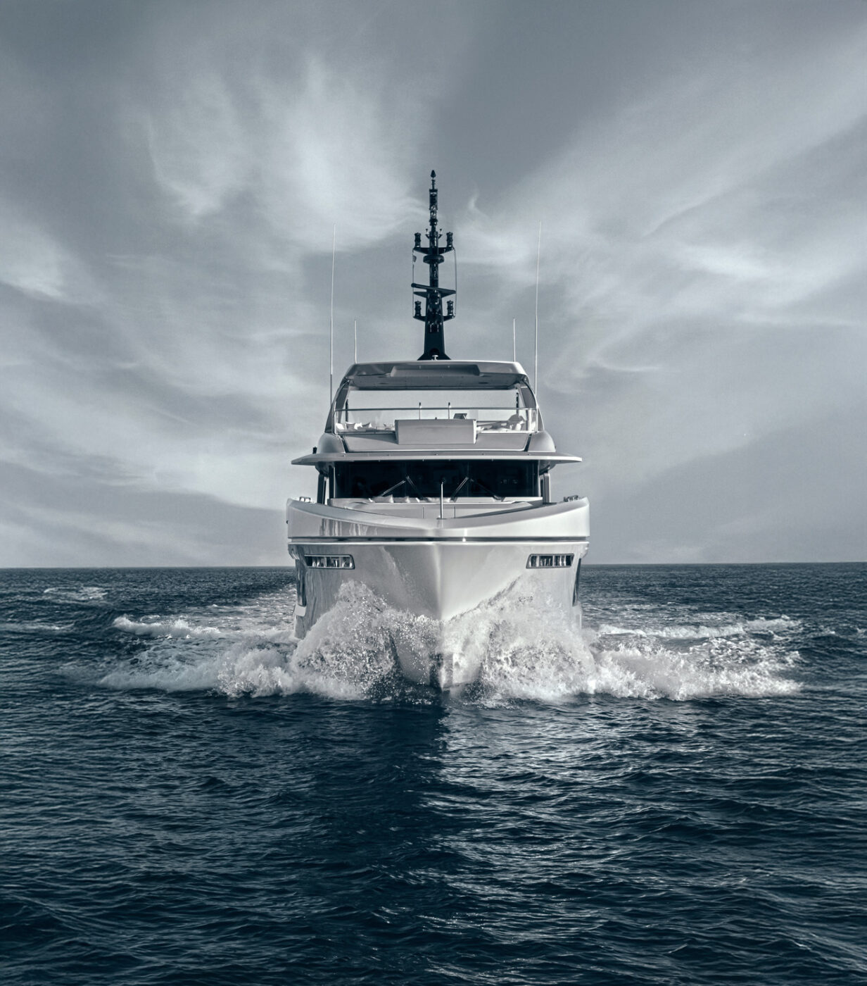 Stellamar, the RJ 115 boasts a profile that is both dynamic and tense, yet it embraces sinuous lines that bestow an unparalleled elegance upon its exterior design