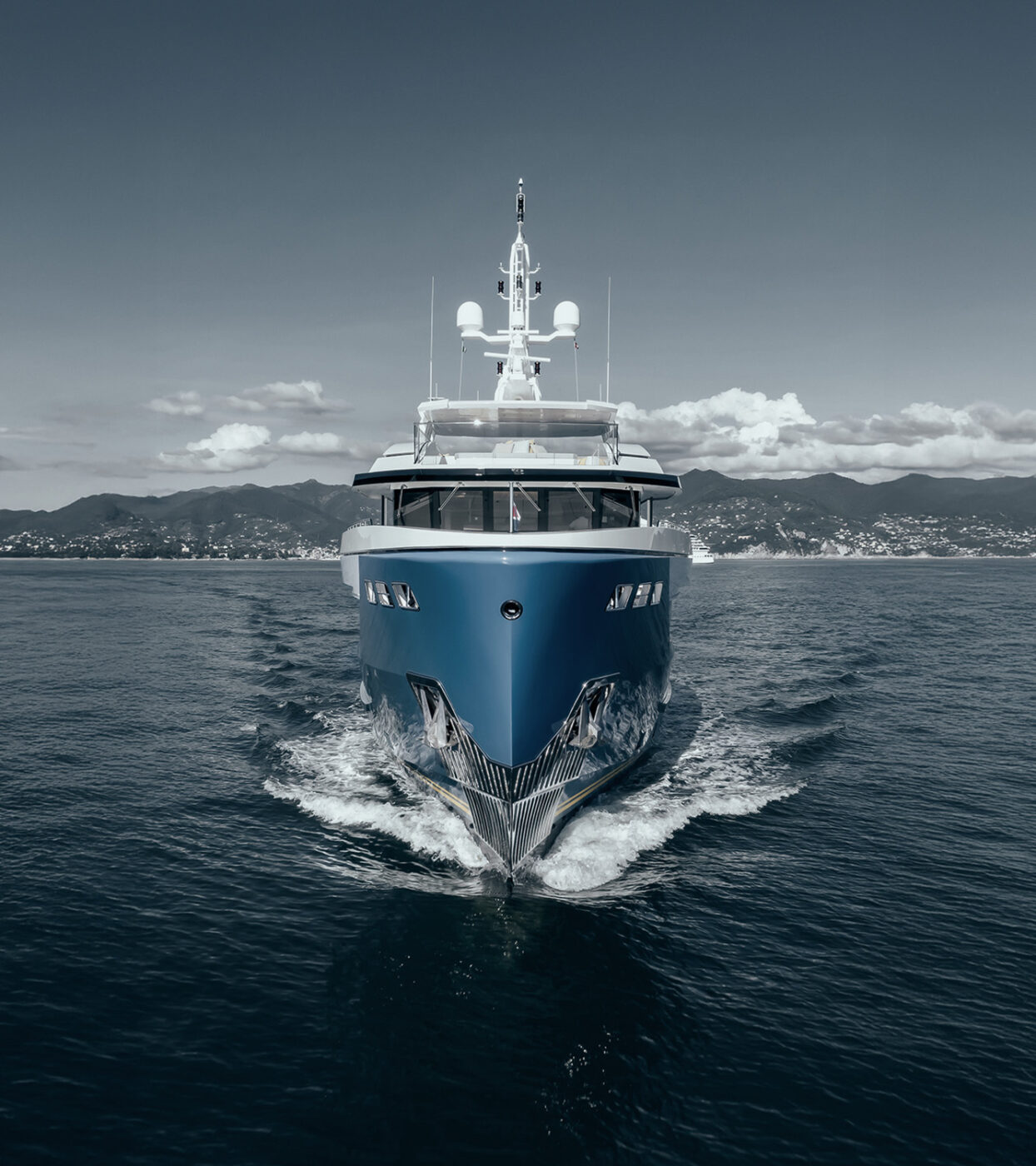 Mat, the latest Flexplorer 146 maintains the robust, exploration-ready aesthetic that the series is known for but has a sleeker profile than the first Flexplorer 146 as she has a deck less