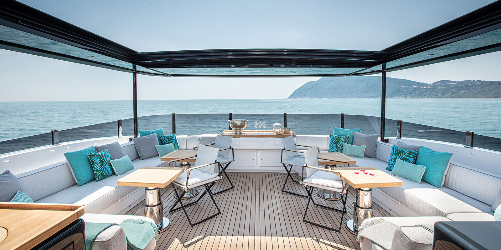 Interior, Darwin Class 102' / Archipelago