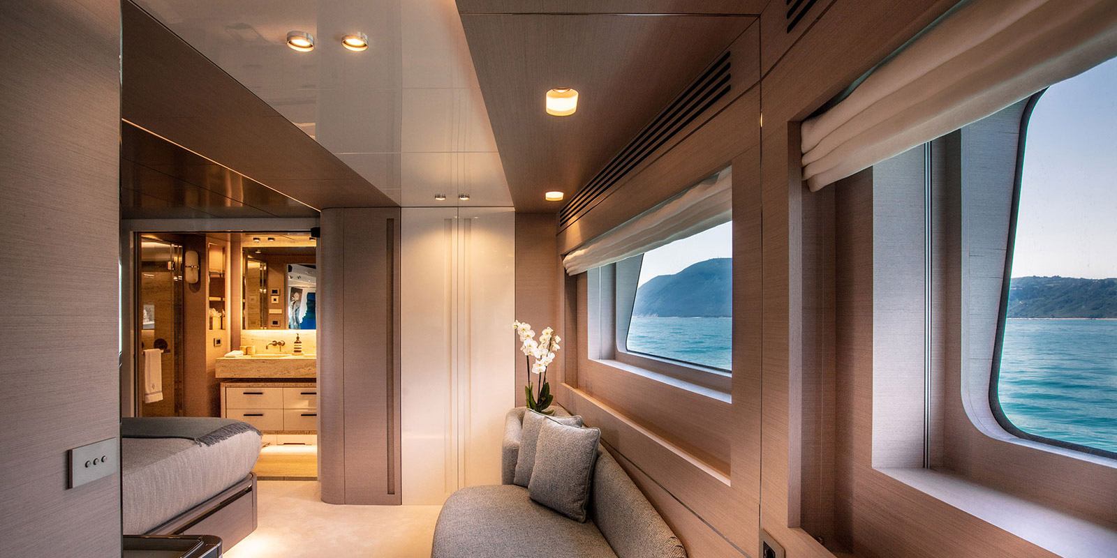 Interior, Darwin Class 102' / Archipelago