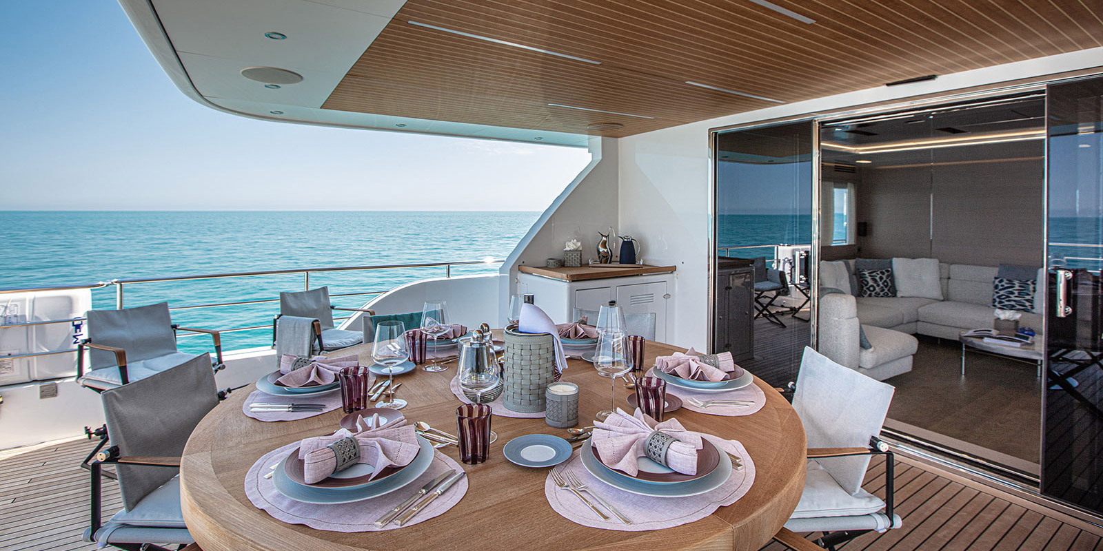 Exterior, Darwin Class 102' / Archipelago